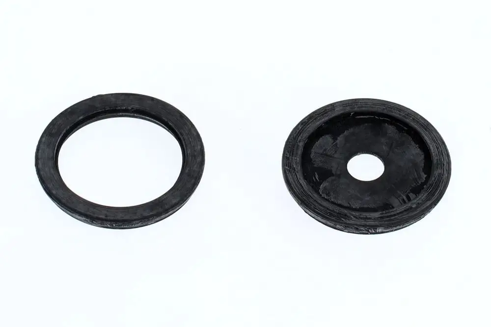Zwei schwarze Gummiringe auf weißem Hintergrund, einer mit einem Innenloch und einer flachen Außenseite, der andere flach mit einer zentralen Öffnung. Bosch Produkt.